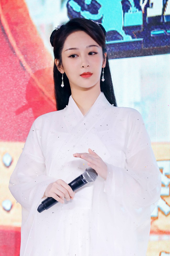 Dương Tử đi họp báo, mặc váy trắng gợi nhắc Cẩm Mịch ở Hương mật tựa khói sương, người bé xíu gây chú ý - Ảnh 3. Dương Tử đi họp báo, mặc váy trắng gợi nhắc Cẩm Mịch ở Hương mật tựa khói sương, người bé xíu gây chú ý - Ảnh 3.