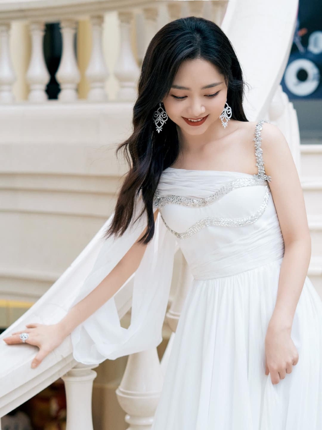 Đàm Tùng Vận đi dự lễ trao giải mà che kín mít, đến khi cởi áo ra liền gây giật mình vì quá xinh đẹp - Ảnh 9. Đàm Tùng Vận đi dự lễ trao giải mà che kín mít, đến khi cởi áo ra liền gây giật mình vì quá xinh đẹp - Ảnh 9.