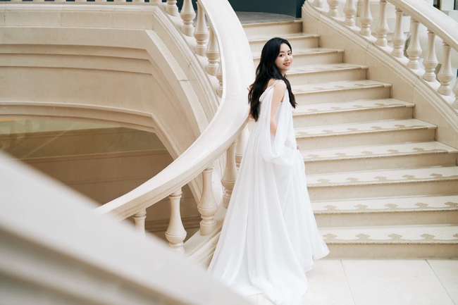 Đàm Tùng Vận đi dự lễ trao giải mà che kín mít, đến khi cởi áo ra liền gây giật mình vì quá xinh đẹp - Ảnh 10. Đàm Tùng Vận đi dự lễ trao giải mà che kín mít, đến khi cởi áo ra liền gây giật mình vì quá xinh đẹp - Ảnh 10.