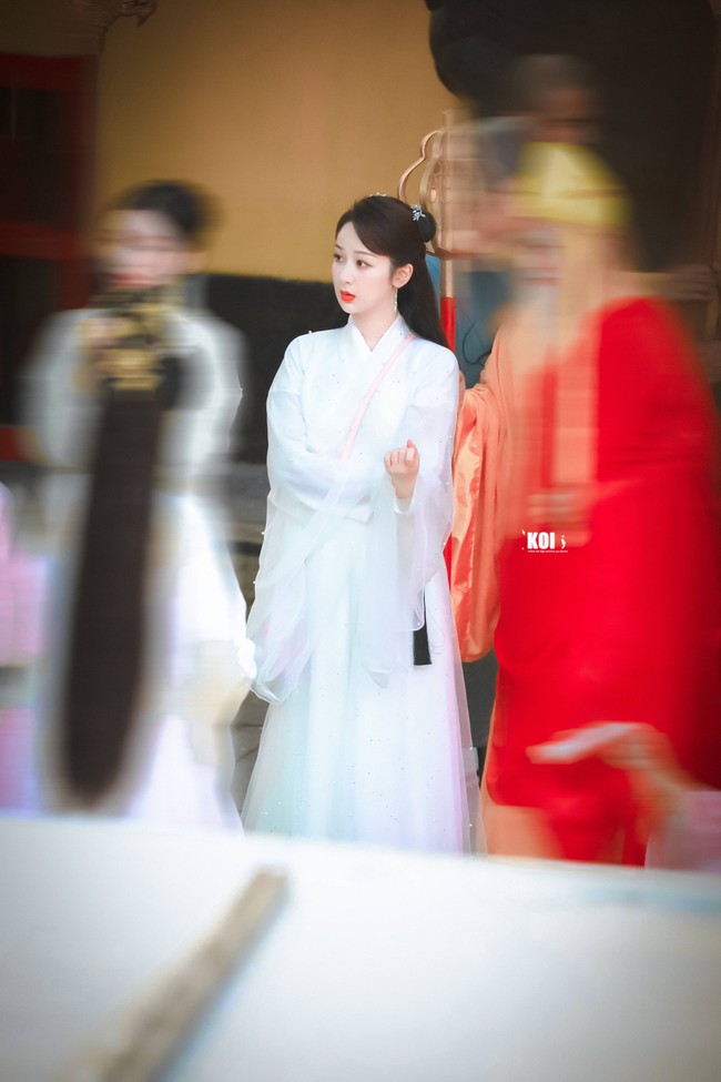 Dương Tử đi họp báo, mặc váy trắng gợi nhắc Cẩm Mịch ở Hương mật tựa khói sương, người bé xíu gây chú ý - Ảnh 9. Dương Tử đi họp báo, mặc váy trắng gợi nhắc Cẩm Mịch ở Hương mật tựa khói sương, người bé xíu gây chú ý - Ảnh 9.