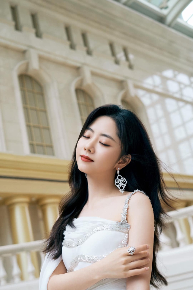 Đàm Tùng Vận đi dự lễ trao giải mà che kín mít, đến khi cởi áo ra liền gây giật mình vì quá xinh đẹp - Ảnh 11. Đàm Tùng Vận đi dự lễ trao giải mà che kín mít, đến khi cởi áo ra liền gây giật mình vì quá xinh đẹp - Ảnh 11.
