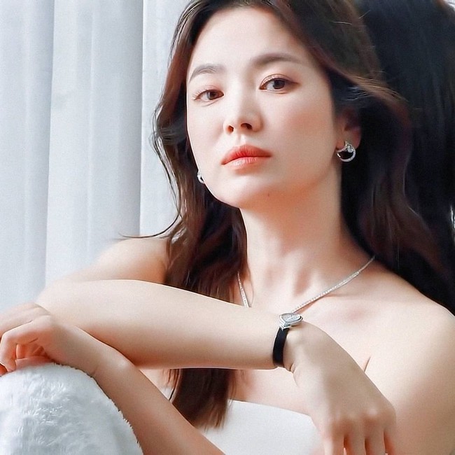 Động thái lạ lùng của Song Hye Kyo khi ồn ào cuộc hôn nhân với Song Joong Ki bất ngờ bị "đào" lại - Ảnh 2.