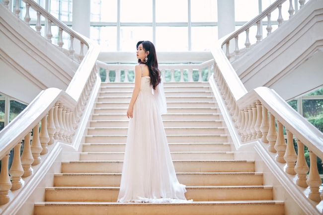 Đàm Tùng Vận đi dự lễ trao giải mà che kín mít, đến khi cởi áo ra liền gây giật mình vì quá xinh đẹp - Ảnh 12. Đàm Tùng Vận đi dự lễ trao giải mà che kín mít, đến khi cởi áo ra liền gây giật mình vì quá xinh đẹp - Ảnh 12.