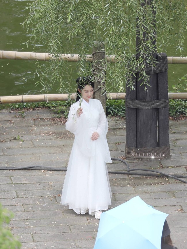 Dương Tử đi họp báo, mặc váy trắng gợi nhắc Cẩm Mịch ở Hương mật tựa khói sương, người bé xíu gây chú ý - Ảnh 7. Dương Tử đi họp báo, mặc váy trắng gợi nhắc Cẩm Mịch ở Hương mật tựa khói sương, người bé xíu gây chú ý - Ảnh 7.