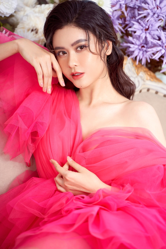 Trương Quỳnh Anh khoe nhan sắc xinh đẹp, gợi cảm, tươi tắn dù vừa trải qua ca phẫu thuật - Ảnh 9. Trương Quỳnh Anh khoe nhan sắc xinh đẹp, gợi cảm, tươi tắn dù vừa trải qua ca phẫu thuật - Ảnh 9.