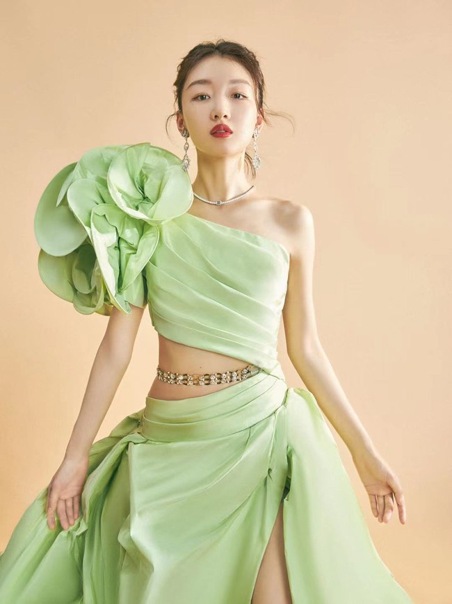 Thảm đỏ LHP Quốc tế Thượng Hải: "Ảnh hậu" Châu Đông Vũ quyền lực với vị trí giám khảo trẻ tuổi nhất - Ảnh 1.