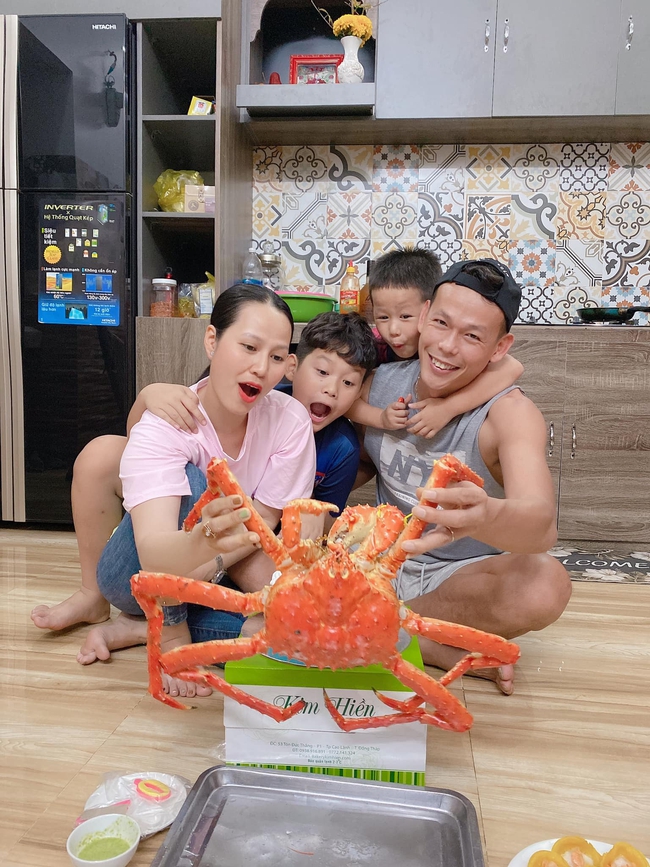 Hôn nhân hạnh phúc của thủ môn Tấn Trường: Trúng “tiếng sét ái tình” ngay lần gặp đầu tiên, vợ quán xuyến kinh doanh cực đỉnh! - Ảnh 2. Hôn nhân hạnh phúc của thủ môn Tấn Trường: Trúng “tiếng sét ái tình” ngay lần gặp đầu tiên, vợ quán xuyến kinh doanh cực đỉnh! - Ảnh 2.