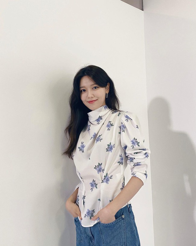 Học sao Hàn diện áo blouse trắng không bao giờ &quot;fail&quot; mà chỉ đẹp, sang chảnh trở lên - Ảnh 12.