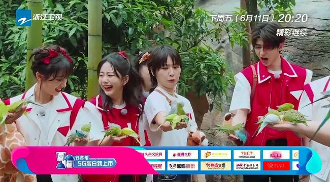 Đàm Tùng Vận khóc thét giữa dàn sao Running Man, dù rất xinh nhưng dáng người lộ rõ quá lùn - Ảnh 2. Đàm Tùng Vận khóc thét giữa dàn sao Running Man, dù rất xinh nhưng dáng người lộ rõ quá lùn - Ảnh 2.