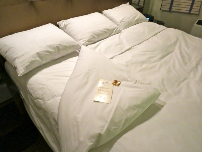 Bí mật viên kẹo chocolate nhân viên buồng phòng đặt trên giường của khách mỗi tối, hóa ra đó là cách chiều khách không phải dạng vừa của các khách sạn 5 sao - Ảnh 3.
