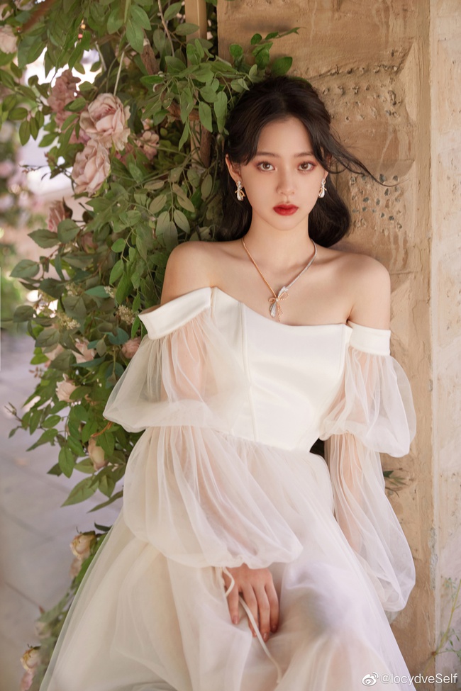 Sự kiện Đêm điện ảnh Weibo: Con trai "Điêu Thuyền đẹp nhất màn ảnh" gây sốt nhờ ngoại hình nổi bật, Cảnh Điềm xuống sắc thấy rõ - Ảnh 4. Sự kiện Đêm điện ảnh Weibo: Con trai "Điêu Thuyền đẹp nhất màn ảnh" gây sốt nhờ ngoại hình nổi bật, Cảnh Điềm xuống sắc thấy rõ - Ảnh 4.
