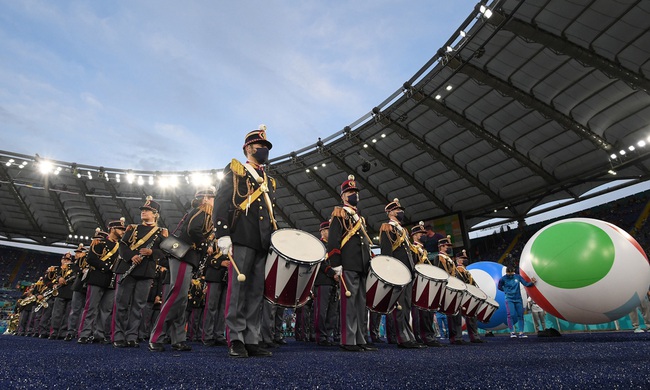 Mãn nhãn với Lễ khai mạc Euro 2020: Bữa tiệc màu sắc đầy ấn tượng mang nhiều thông điệp ý nghĩa - Ảnh 1.