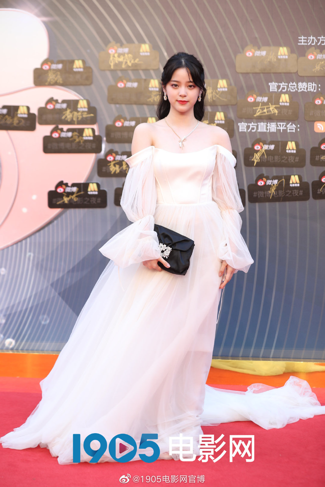 Sự kiện Đêm điện ảnh Weibo: Con trai "Điêu Thuyền đẹp nhất màn ảnh" gây sốt nhờ ngoại hình nổi bật, Cảnh Điềm lộ dấu hiệu lão hóa - Ảnh 6. Sự kiện Đêm điện ảnh Weibo: Con trai "Điêu Thuyền đẹp nhất màn ảnh" gây sốt nhờ ngoại hình nổi bật, Cảnh Điềm lộ dấu hiệu lão hóa - Ảnh 6.