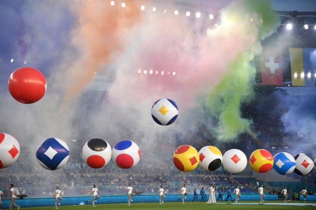 Mãn nhãn với Lễ khai mạc Euro 2020: Bữa tiệc màu sắc đầy ấn tượng mang nhiều thông điệp ý nghĩa - Ảnh 2.