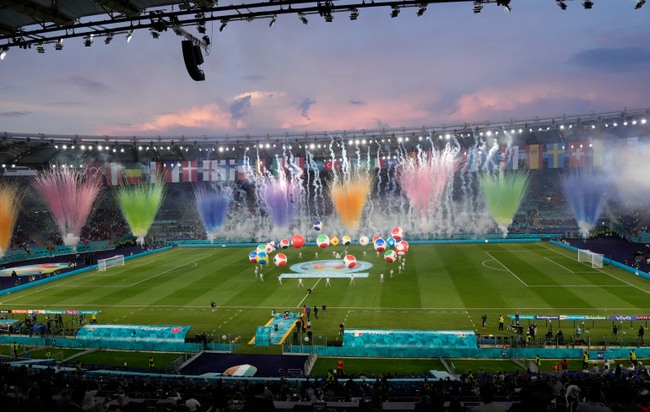 Mãn nhãn với Lễ khai mạc Euro 2020: Bữa tiệc màu sắc đầy ấn tượng mang nhiều thông điệp ý nghĩa - Ảnh 5.