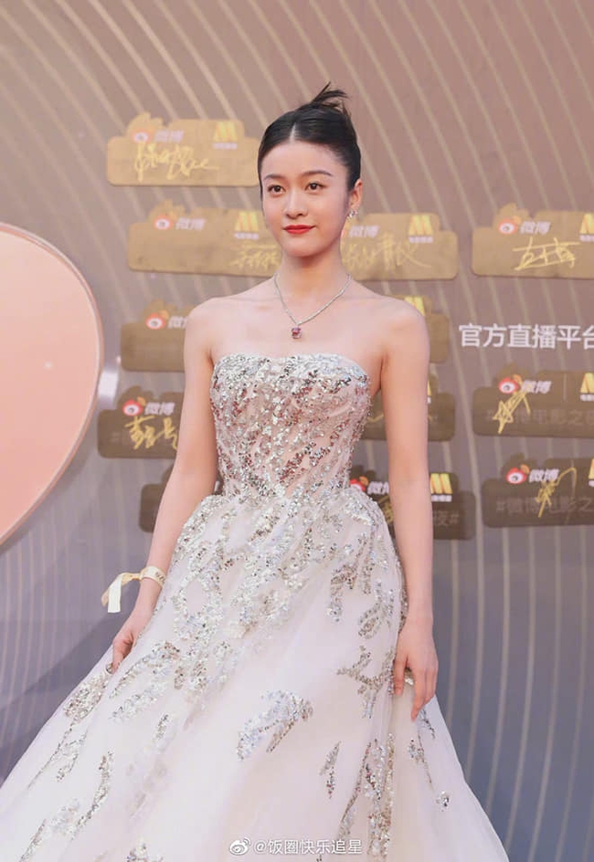 Sự kiện Đêm điện ảnh Weibo: Con trai "Điêu Thuyền đẹp nhất màn ảnh" gây sốt nhờ ngoại hình nổi bật, Cảnh Điềm lộ dấu hiệu lão hóa - Ảnh 14. Sự kiện Đêm điện ảnh Weibo: Con trai "Điêu Thuyền đẹp nhất màn ảnh" gây sốt nhờ ngoại hình nổi bật, Cảnh Điềm lộ dấu hiệu lão hóa - Ảnh 14.