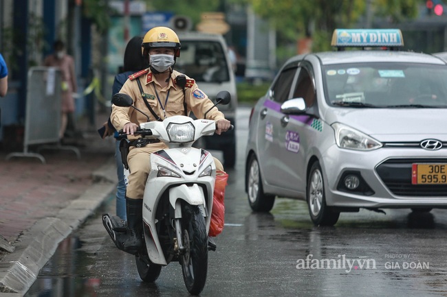 Đại úy CSGT dùng xe chuyên dụng chở thí sinh đến địa điểm thi đúng phút 89 - Ảnh 4.