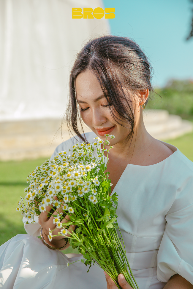 Nguyên Hà khoe giọng hát trong veo ở khu vừa xanh mát - Ảnh 3.