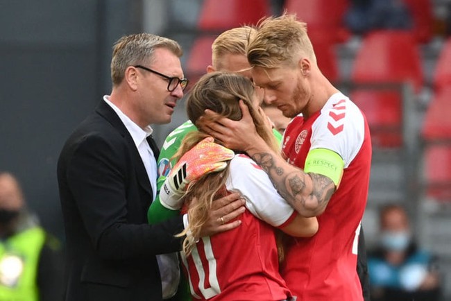 Khoảnh khắc cầu thủ Đan Mạch đổ gục trên sân: Khán giả thót tim, đồng đội nháo nhào nhờ trợ giúp, khán giả trên sân im lìm chưa từng thấy - Ảnh 8.
