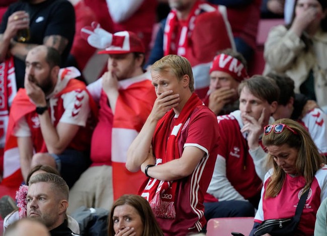 Khoảnh khắc cầu thủ Đan Mạch đổ gục trên sân: Khán giả thót tim, đồng đội nháo nhào nhờ trợ giúp, khán giả trên sân im lìm chưa từng thấy - Ảnh 5.