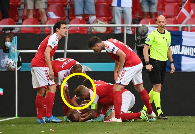 Bi kịch cầu thủ Đan Mạch đột quỵ trên sân: Hình ảnh 