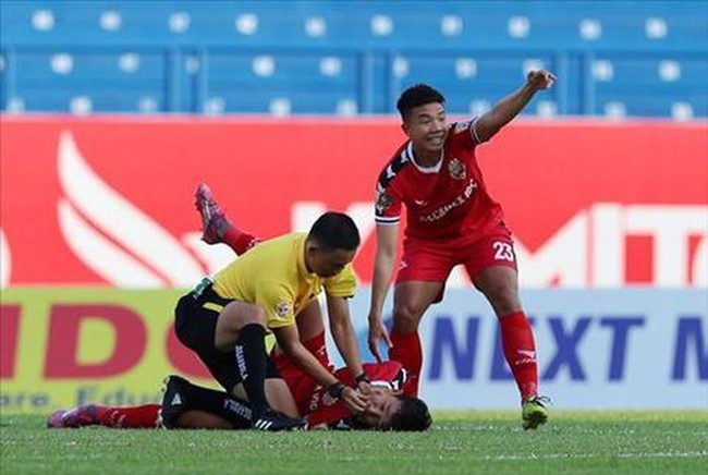 Sao V-League bất tỉnh suýt nuốt lưỡi trên sân như Eriksen, người hâm mộ Việt Nam nín thở - Ảnh 1.