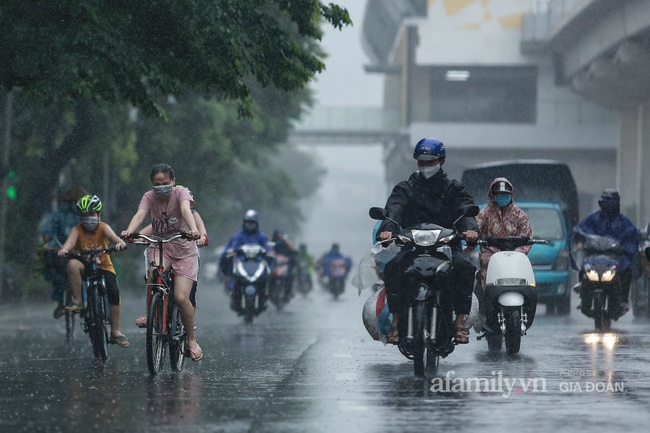 Bão số 2 Koguma: Người Hà Nội chật vật ra đường do mưa lớn, gió giật - Ảnh 10.