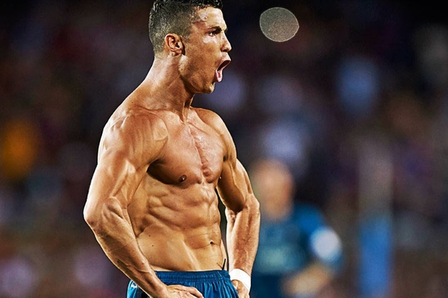 Clip chưa từng tiết lộ: “Nam thần” Ronaldo khoe body 6 múi như tạc tượng, nói lời tri ân “rơi nước mắt” - Ảnh 4.