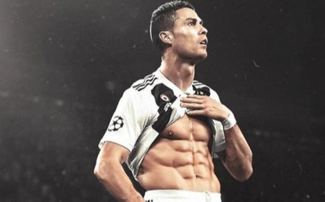 Clip chưa từng tiết lộ: “Nam thần” Ronaldo khoe body 6 múi như tạc tượng, nói lời tri ân “rơi nước mắt” - Ảnh 3.