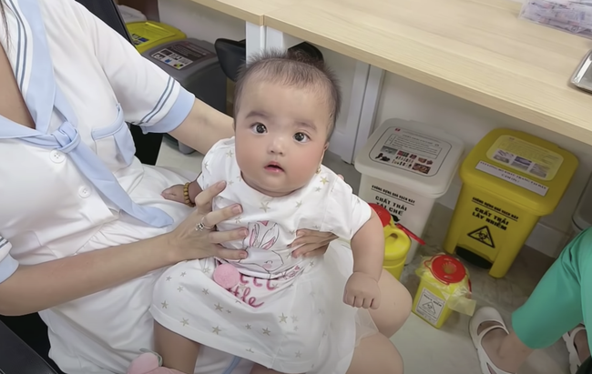 Mạc Văn Khoa hụt hẫng vì phản ứng phũ phàng của con gái Minnie: Cười với cả thế giới, trừ bố! - Ảnh 2. Mạc Văn Khoa hụt hẫng vì phản ứng phũ phàng của con gái Minnie: Cười với cả thế giới, trừ bố! - Ảnh 2.