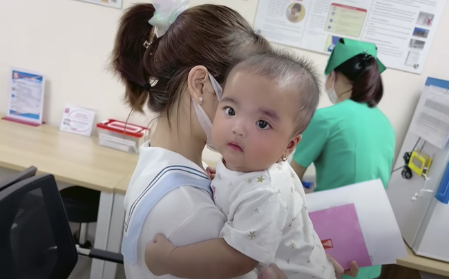 Mạc Văn Khoa hụt hẫng vì phản ứng phũ phàng của con gái Minnie: Cười với cả thế giới, trừ bố! - Ảnh 5. Mạc Văn Khoa hụt hẫng vì phản ứng phũ phàng của con gái Minnie: Cười với cả thế giới, trừ bố! - Ảnh 5.