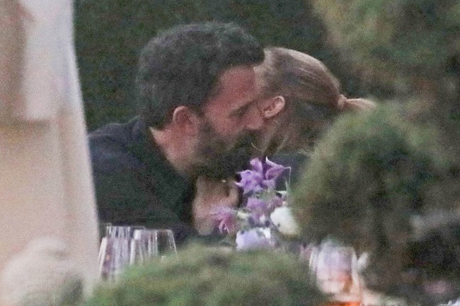 "Người Dơi" Ben Affleck công khai khóa môi "vị hôn thê cũ" Jennifer Lopez - Ảnh 4. "Người Dơi" Ben Affleck công khai khóa môi "vị hôn thê cũ" Jennifer Lopez - Ảnh 4.