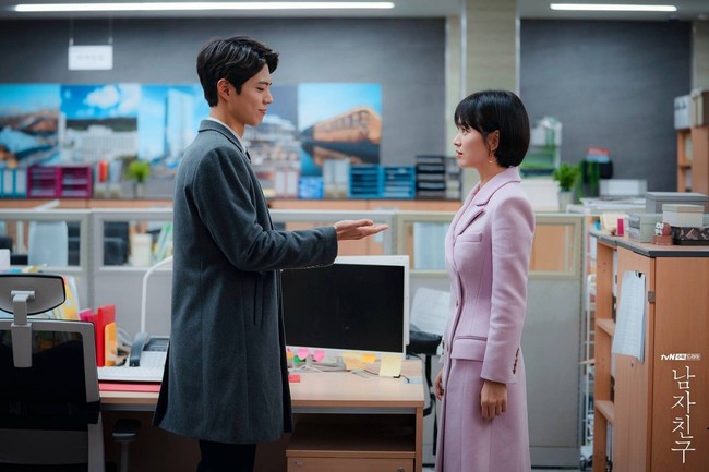 Phim mới của Song Hye Kyo chưa chiếu đã bị chê nhạt nhòa vì chi tiết này, fan lo sợ đi theo &quot;vết xe đổ&quot; với Park Bo Gum - Ảnh 3.