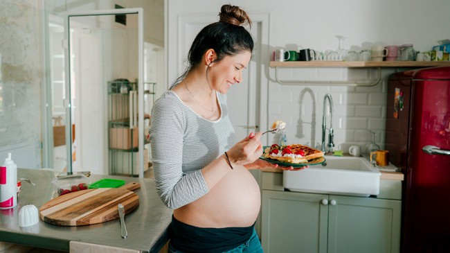 smiling-future-mother-eating-waffles-1296x728-header-16237473273371926594497.jpg