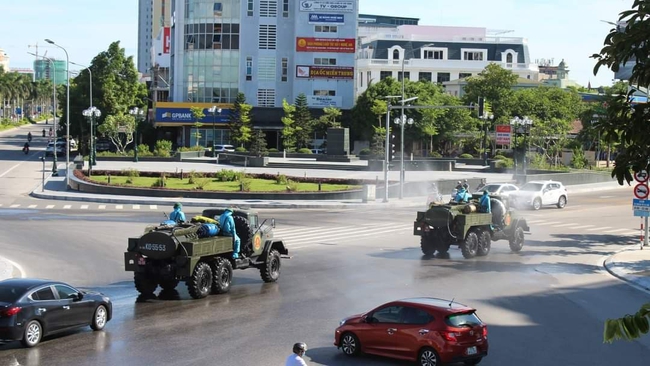 Ca bệnh thứ 2 nhiễm Covid-19 chưa rõ nguồn lây ở TP Vinh: Phong toả ngân hàng, bệnh viện và nhiều khối phố - Ảnh 4.