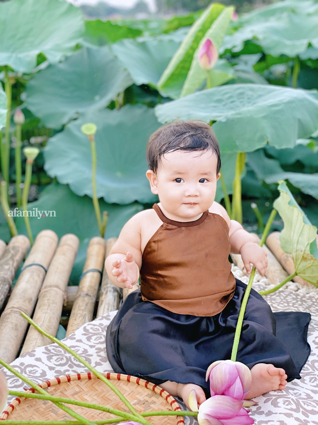 Bộ ảnh em bé bụ bẫm với loạt biểu cảm "siêu cấp" dễ thương giữa đầm sen khiến hội chị em "bấn loạn", thả tim không ngớt - Ảnh 11. Bộ ảnh em bé bụ bẫm với loạt biểu cảm "siêu cấp" dễ thương giữa đầm sen khiến hội chị em "bấn loạn", thả tim không ngớt - Ảnh 11.