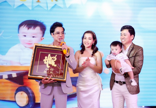 Giữa ồn ào Phi Nhung, netizen tìm ra &quot;ông hoàng&quot; giàu đến mức tự đúc tượng vàng, tặng vàng miếng 24K cho con nuôi - Ảnh 3.