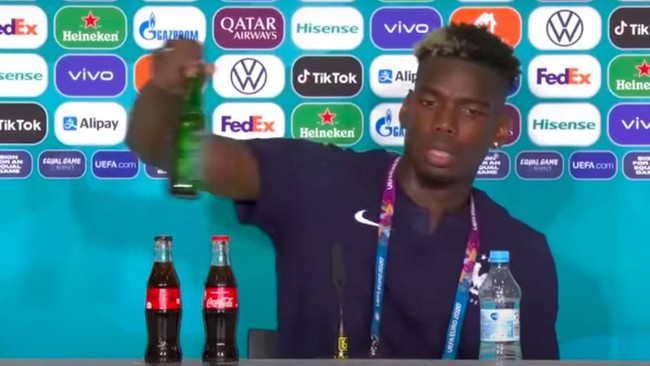 Hết bị cắn, Pogba lại có hành động giống Ronaldo với “chai nước" quen thuộc cùng hàng triệu người dân Việt Nam - Ảnh 2. Hết bị cắn, Pogba lại có hành động giống Ronaldo với “chai nước" quen thuộc cùng hàng triệu người dân Việt Nam - Ảnh 2.
