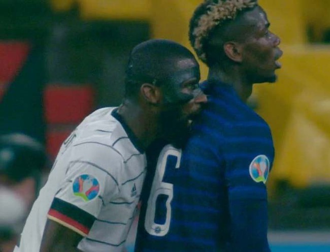Hết bị cắn, Pogba lại có hành động giống Ronaldo với “chai nước" quen thuộc cùng hàng triệu người dân Việt Nam - Ảnh 1. Hết bị cắn, Pogba lại có hành động giống Ronaldo với “chai nước" quen thuộc cùng hàng triệu người dân Việt Nam - Ảnh 1.