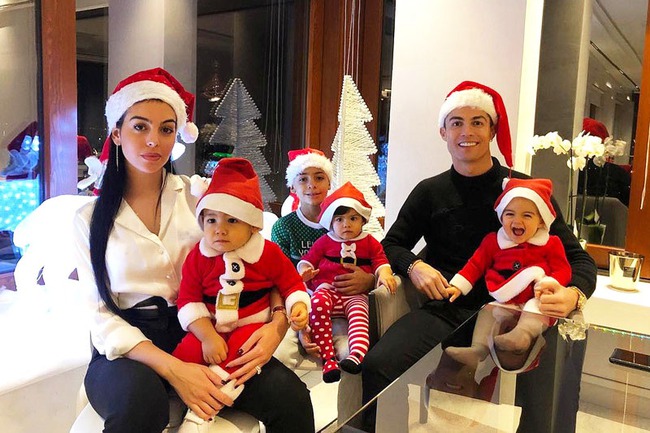4 đứa con đáng yêu của Cristiano Ronaldo: Loạt khoảnh khắc làm cha ấm áp và những đồn thổi về mẹ của bọn trẻ - Ảnh 5. 4 đứa con đáng yêu của Cristiano Ronaldo: Loạt khoảnh khắc làm cha ấm áp và những đồn thổi về mẹ của bọn trẻ - Ảnh 5.