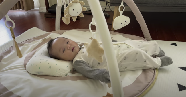 Tưng tửng là vậy nhưng An Nguy chăm con rất khéo, bé Bay 3 tháng tuổi đã ăn ngủ rất quy củ - Ảnh 4.