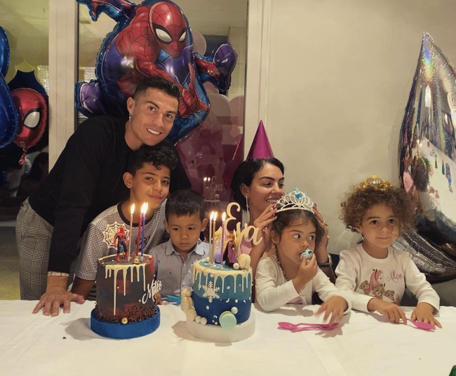 4 đứa con đáng yêu của Cristiano Ronaldo: Loạt khoảnh khắc làm cha ấm áp và những đồn thổi về mẹ của bọn trẻ - Ảnh 9. 4 đứa con đáng yêu của Cristiano Ronaldo: Loạt khoảnh khắc làm cha ấm áp và những đồn thổi về mẹ của bọn trẻ - Ảnh 9.