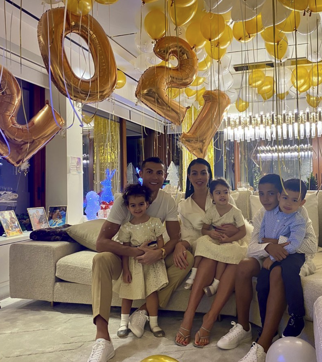 4 đứa con đáng yêu của Cristiano Ronaldo: Loạt khoảnh khắc làm cha ấm áp và những đồn thổi về mẹ của bọn trẻ - Ảnh 3. 4 đứa con đáng yêu của Cristiano Ronaldo: Loạt khoảnh khắc làm cha ấm áp và những đồn thổi về mẹ của bọn trẻ - Ảnh 3.