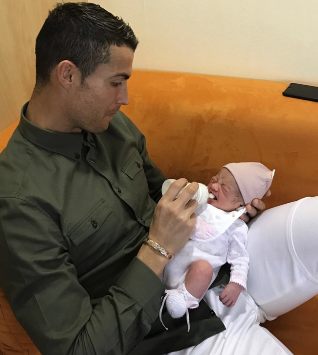4 đứa con đáng yêu của Cristiano Ronaldo: Loạt khoảnh khắc làm cha ấm áp và những đồn thổi về mẹ của bọn trẻ - Ảnh 2. 4 đứa con đáng yêu của Cristiano Ronaldo: Loạt khoảnh khắc làm cha ấm áp và những đồn thổi về mẹ của bọn trẻ - Ảnh 2.