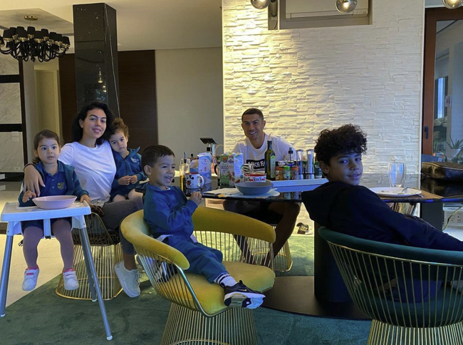 4 đứa con đáng yêu của Cristiano Ronaldo: Loạt khoảnh khắc làm cha ấm áp và những đồn thổi về mẹ của bọn trẻ - Ảnh 7. 4 đứa con đáng yêu của Cristiano Ronaldo: Loạt khoảnh khắc làm cha ấm áp và những đồn thổi về mẹ của bọn trẻ - Ảnh 7.