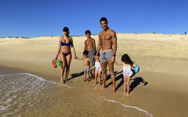 4 đứa con đáng yêu của Cristiano Ronaldo: Loạt khoảnh khắc làm cha ấm áp và những đồn thổi về mẹ của bọn trẻ - Ảnh 13. 4 đứa con đáng yêu của Cristiano Ronaldo: Loạt khoảnh khắc làm cha ấm áp và những đồn thổi về mẹ của bọn trẻ - Ảnh 13.