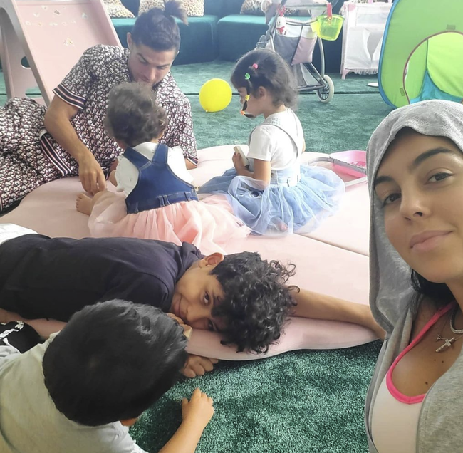 4 đứa con đáng yêu của Cristiano Ronaldo: Loạt khoảnh khắc làm cha ấm áp và những đồn thổi về mẹ của bọn trẻ - Ảnh 8. 4 đứa con đáng yêu của Cristiano Ronaldo: Loạt khoảnh khắc làm cha ấm áp và những đồn thổi về mẹ của bọn trẻ - Ảnh 8.