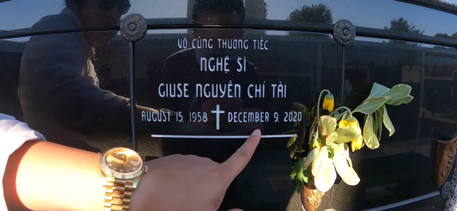 Khoa Pug thăm mộ cố nghệ sĩ Chí Tài ở Mỹ nhận vô số lời khen bởi một hành động trước khi tạm biệt phần mộ ra về - Ảnh 3.