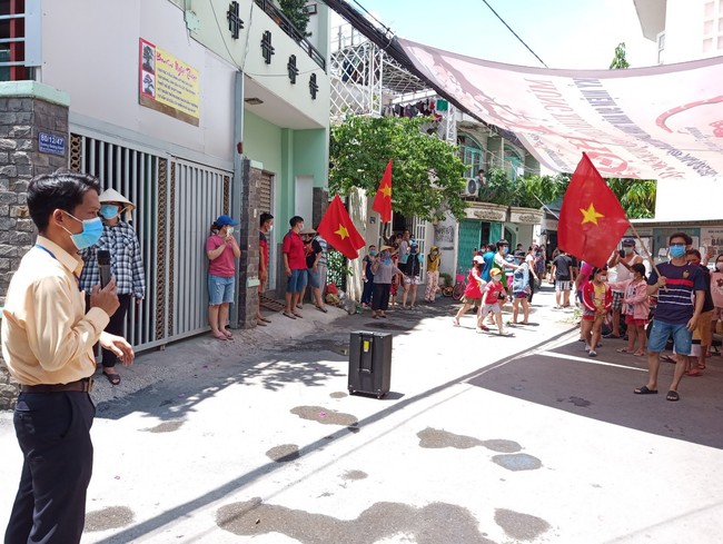 TP.HCM: Nhiều con hẻm quận Gò Vấp được gỡ phong tỏa sau gần 20 ngày cách ly, người dân vẫy cờ vui mừng - Ảnh 1.
