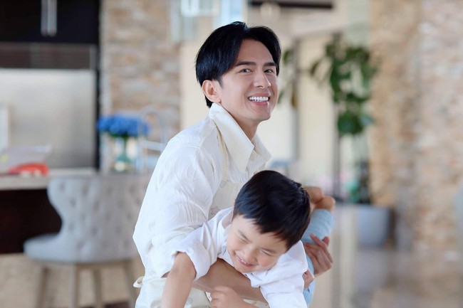 Bà xã Đan Trường khoe ảnh gia đình ngọt ngào: Nhan sắc không tuổi của "anh Bo" không chiếm spotlight bằng quý tử 4 tuổi - Ảnh 4. Bà xã Đan Trường khoe ảnh gia đình ngọt ngào: Nhan sắc không tuổi của "anh Bo" không chiếm spotlight bằng quý tử 4 tuổi - Ảnh 4.
